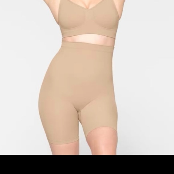 🛍️NWOT Skims Medium Mica/Tan Mid Thigh Seamless Shorts - Picture 2 of 3